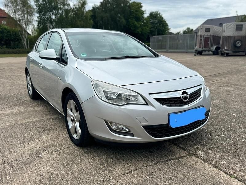 Silber Gebraucht 2012 Opel Astra Edition Limousine | 2.050 € (Superpreis) - Bild 1/4