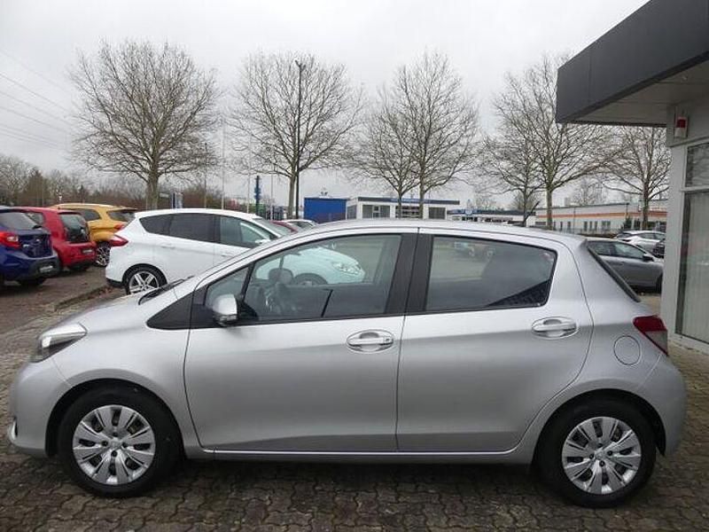Gebraucht Toyota Yaris Life 99 PS (72 kW) 2012 Silber Kleinwagen