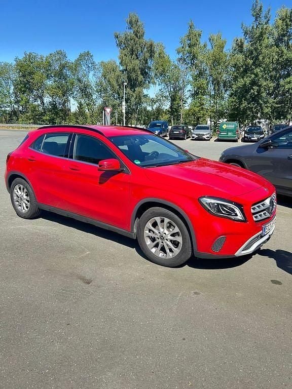 Gebraucht Mercedes GLA200 156 PS (114 kW) 2019 Rot SUV