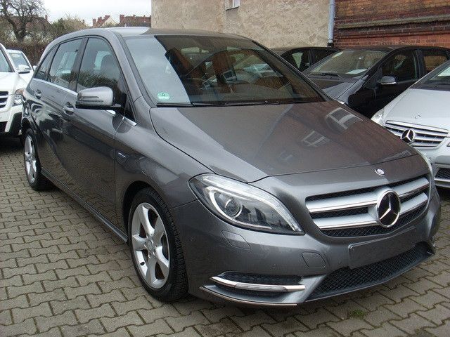 Grau Gebraucht 2012 Mercedes B180 Van / Kleinbus | 14.990 € (Fairer Preis) - Bild 1/4