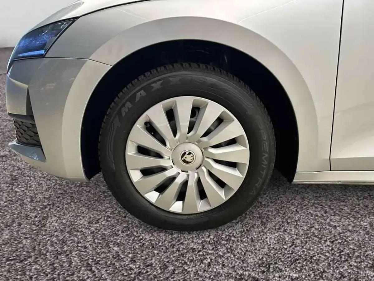 Gebraucht Skoda Octavia Essence 116 PS (85 kW) 2025 Brilliantsilber metallic Kombi