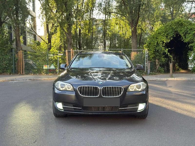 Grau Gebraucht 2012 BMW 520 Sport Line Kombi | 8.300 € (Superpreis) - Bild 1/4