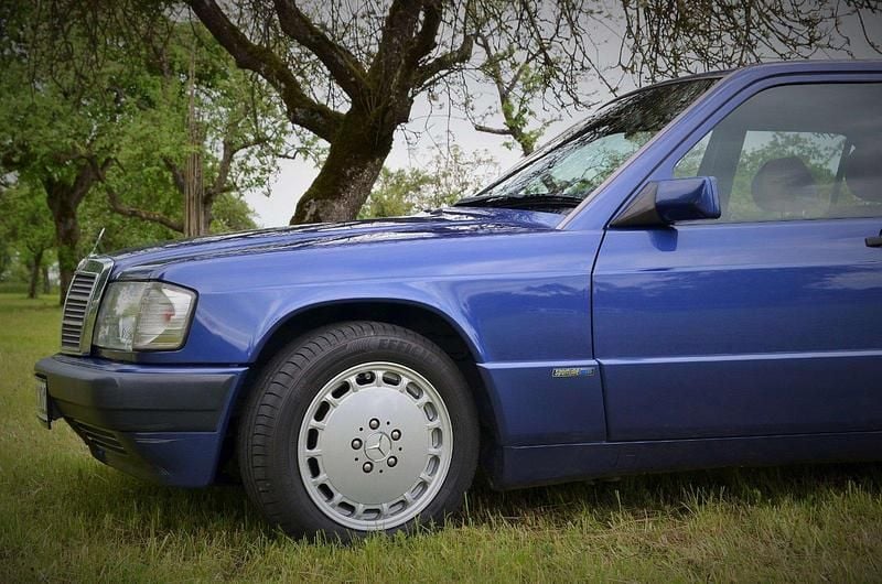 Blau Gebraucht 1992 Mercedes 190 Avantgarde Limousine | 16.900 € - Bild 1/4