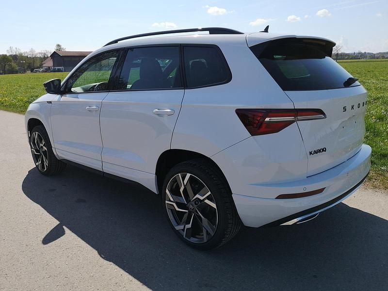 Neu Skoda Karoq SportLine 150 PS (110 kW) 2025 Moonwhite metallic SUV