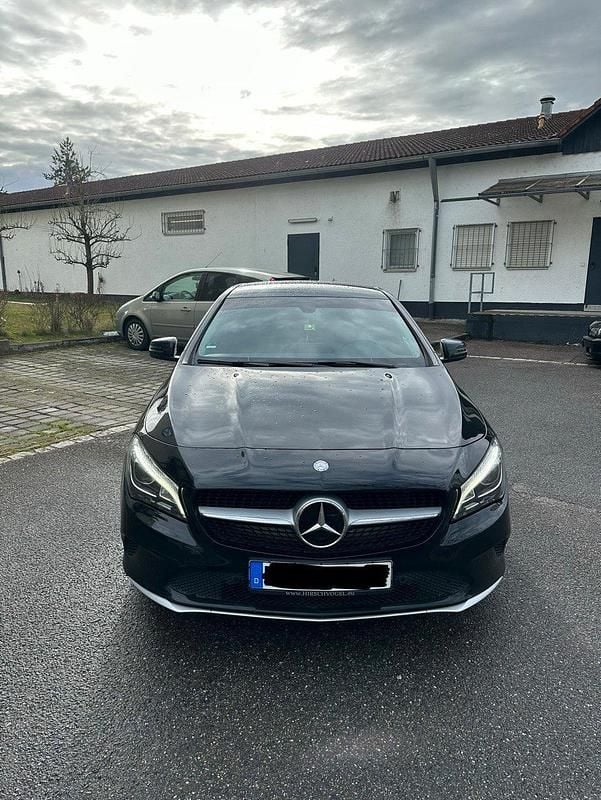 Schwarz Gebraucht 2016 Mercedes CLA180 Limousine | 13.000 € - Bild 1/4