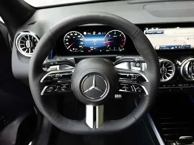 Gebraucht Mercedes GLB220 AMG 190 PS (139 kW) 2025 Grau SUV