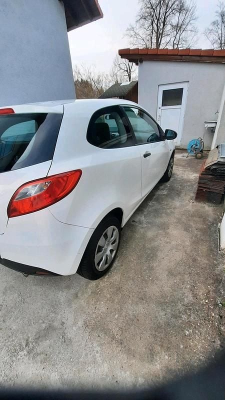 Gebraucht Mazda 2 75 PS (55 kW) 2012 Weiß Kleinwagen