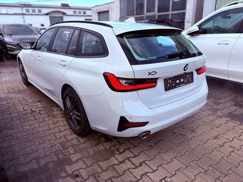 Gebraucht BMW 330e Advantage 184 PS (135 kW) 2021 Weiß Kombi