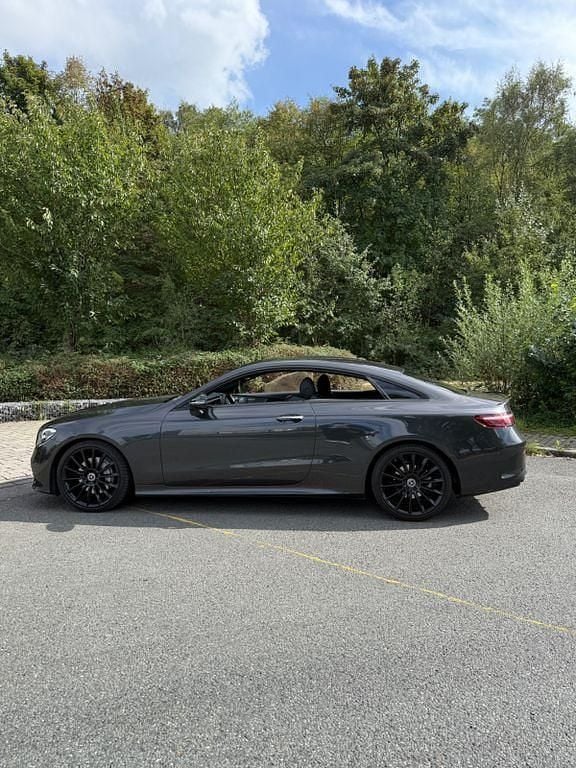 Grau Gebraucht 2023 Mercedes E220 Edition Coupé | 43.500 € (Fairer Preis) - Bild 1/4