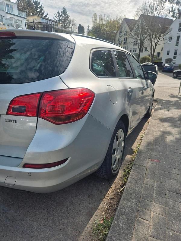 Gebraucht Opel Astra 131 PS (96 kW) 2011 Silber Kombi