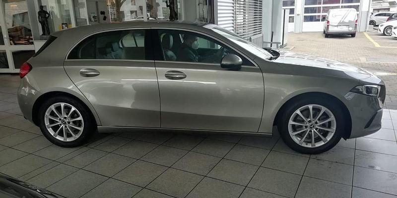 Silber Gebraucht 2020 Mercedes A200 Limousine | 22.000 € (Fairer Preis) - Bild 1/4