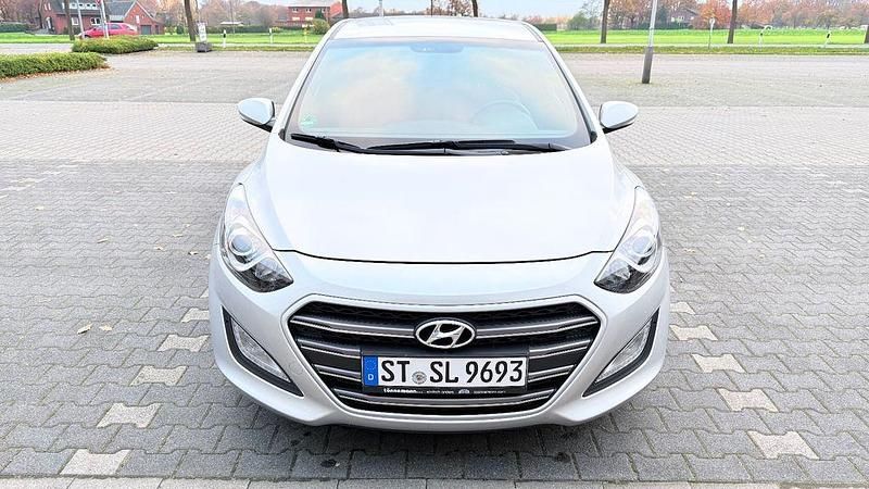 Silber Gebraucht 2016 Hyundai i30 Passion Plus Limousine | 13.500 € (Etwas zu teuer) - Bild 1/4