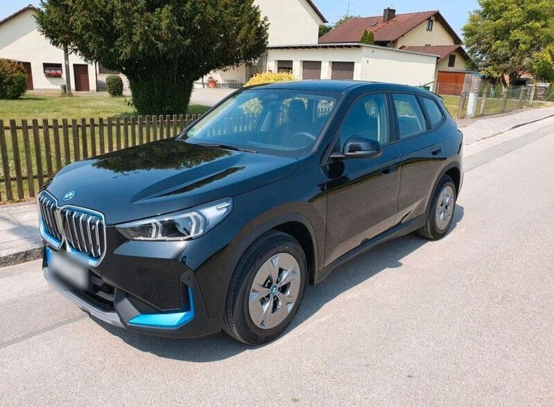 Schwarz Gebraucht 2023 BMW iX1 SUV | 40.990 € (Superpreis) - Bild 1/4