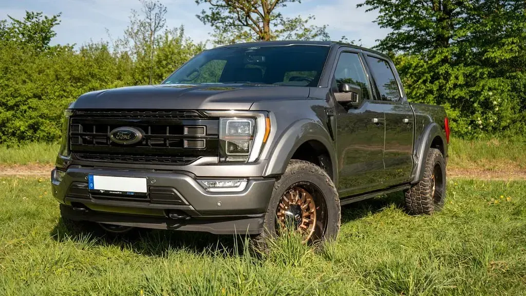 Używany Ford V8 Lariat 405 KM (297 kW) 2022 Szary SUV