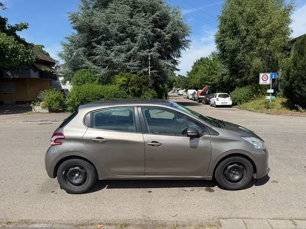 Gebraucht Peugeot 208 Active 95 PS (69 kW) 2012 Grau Kleinwagen