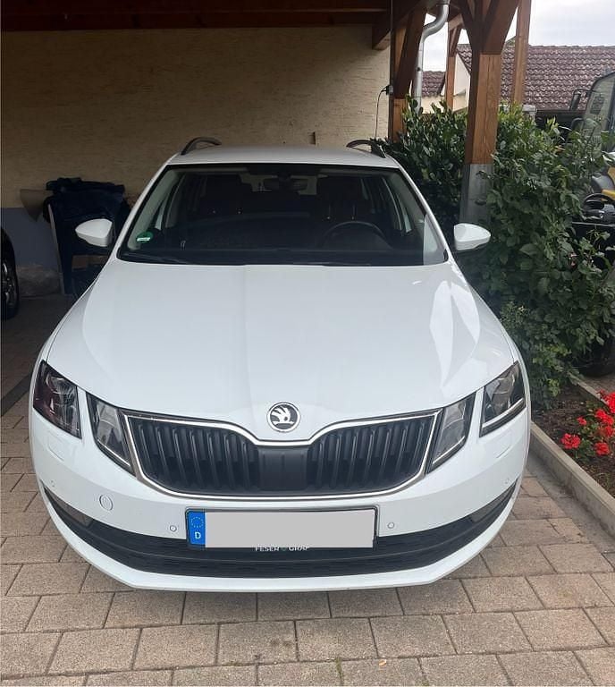 Weiß Gebraucht 2019 Skoda Octavia Clever Kombi | 14.990 € (Fairer Preis) - Bild 1/4
