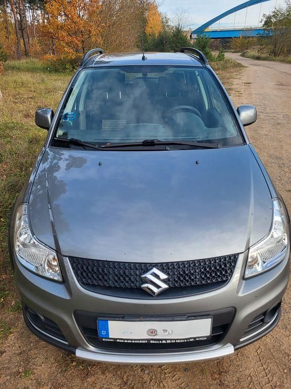 Grau Gebraucht 2010 Suzuki SX4 Comfort Limousine | 8.900 € (Etwas zu teuer) - Bild 1/4