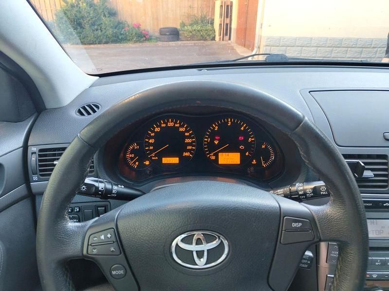 Grau Gebraucht 2009 Toyota Avensis Kombi | 1.850 € (Guter Preis) - Bild 1/4