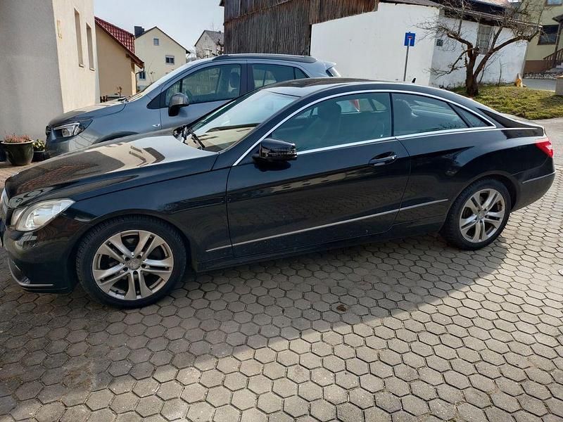 Gebraucht Mercedes E200 Avantgarde 184 PS (135 kW) 2012 Schwarz Coupé