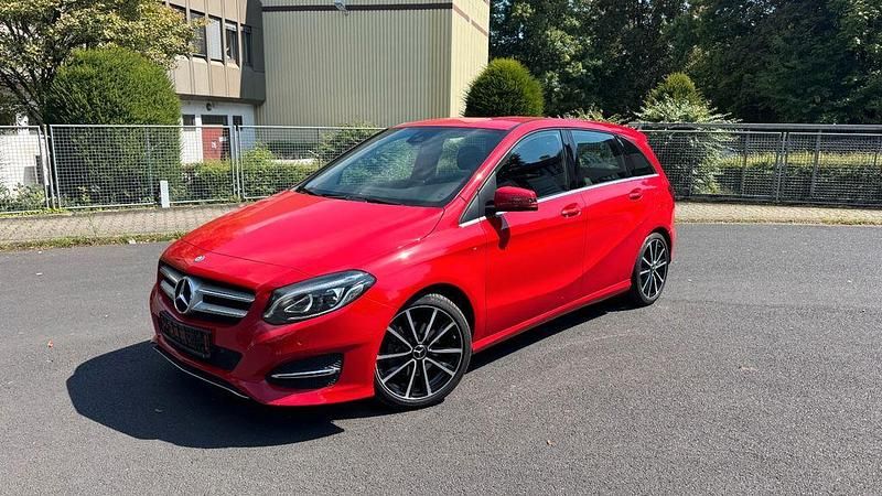 Rot Gebraucht 2016 Mercedes B200 Urban Van / Kleinbus | 17.300 € (Fairer Preis) - Bild 1/4