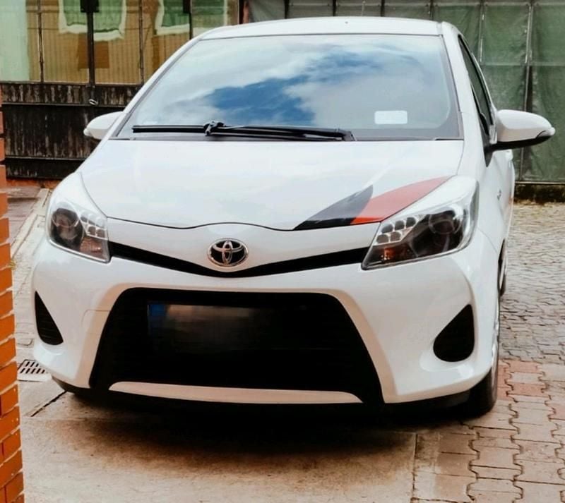 Weiß Gebraucht 2013 Toyota Yaris Hybrid Kleinwagen | 7.800 € (Fairer Preis) - Bild 1/4