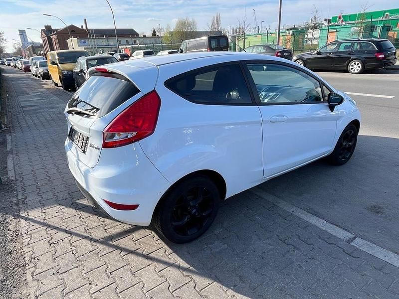 Gebraucht Ford Fiesta Viva 82 PS (60 kW) 2011 Weiß Kleinwagen