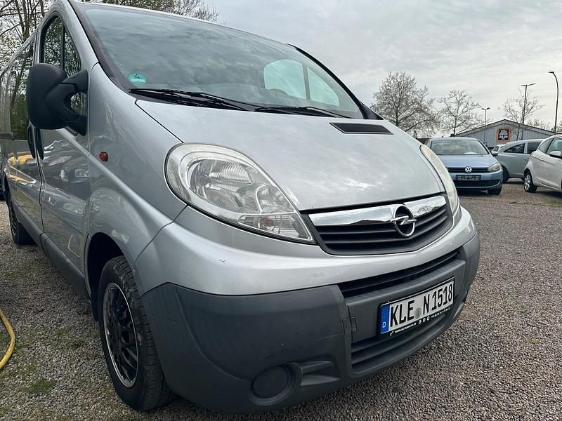 Second-hand Opel Vivaro 114 CP (83 kW) 2012 Argintiu Monovolum