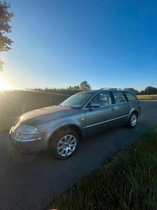 Grau Gebraucht 2003 VW Passat Highline Kombi | 2.450 € (Etwas zu teuer) - Bild 1/4