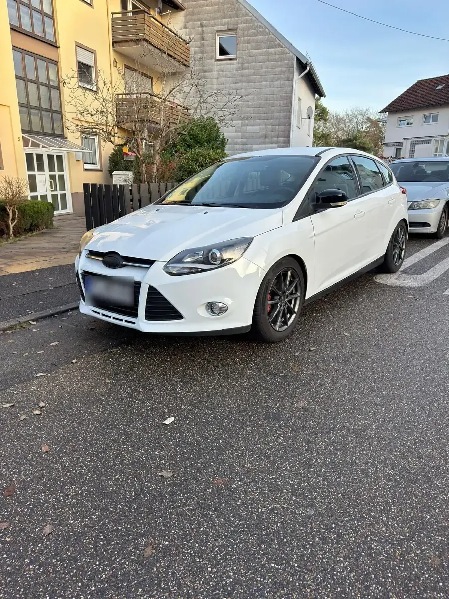 Gebraucht Ford Focus 85 PS (62 kW) 2012 Weiß Limousine