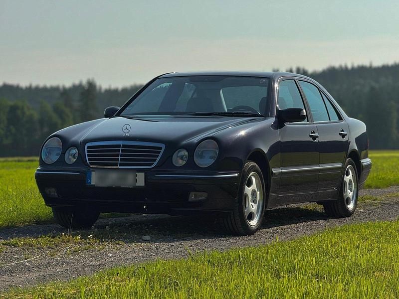 Violet Gebraucht 1999 Mercedes E320 Limousine | 8.799 € (Fairer Preis) - Bild 1/4