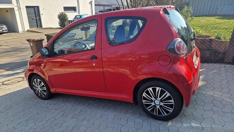 Gebraucht Toyota Aygo 68 PS (50 kW) 2010 Rot Kleinwagen