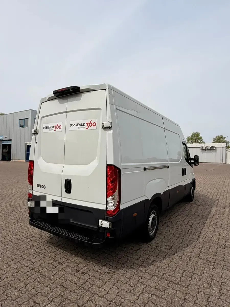 Second-hand Iveco Daily 136 CP (100 kW) 2020 Alb Monovolum