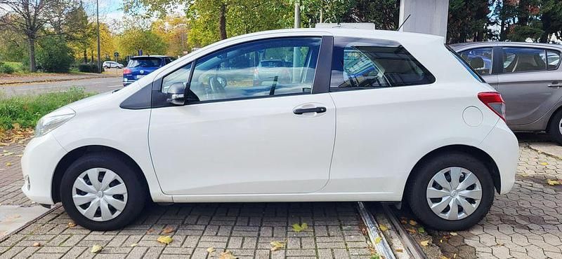 Gebraucht Toyota Yaris Basis 69 PS (50 kW) 2012 Weiß Kleinwagen