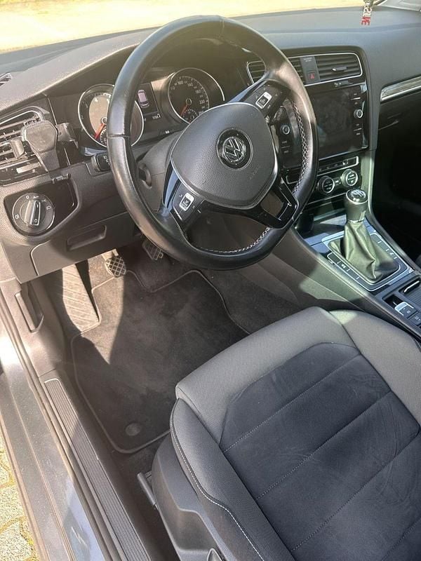 Gebraucht VW Golf VII Highline 150 PS (110 kW) 2019 Grau Limousine