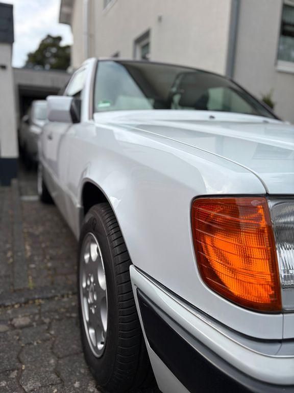 Weiß Gebraucht 1995 Mercedes 200 Limousine | 10.200 € - Bild 1/4