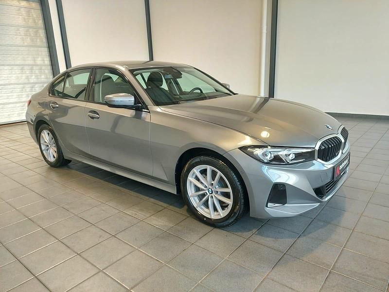 Grau Gebraucht 2023 BMW 320 Shadowline Limousine | 32.590 € (Superpreis) - Bild 1/4