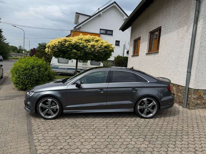 Grau Gebraucht 2020 Audi S3 Design Limousine | 28.990 € (Guter Preis) - Bild 1/4