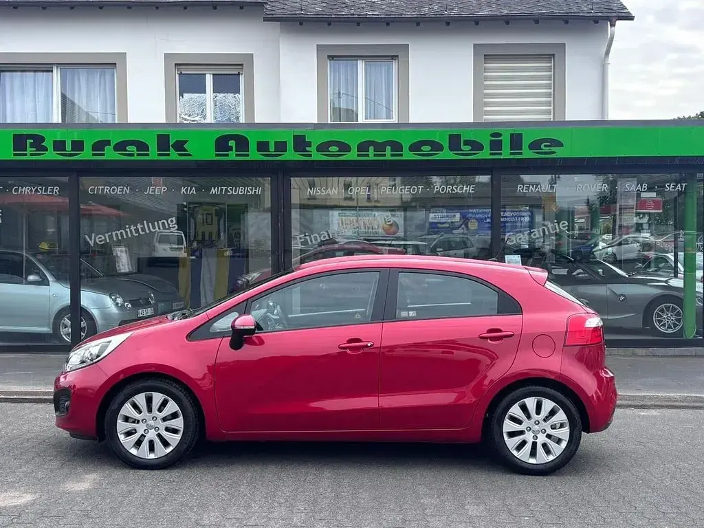 Używany Kia Rio 109 KM (80 kW) 2012 Czerwony Sedan/Limuzyna