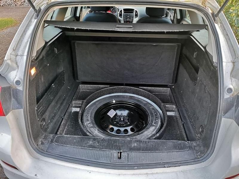 Gebraucht Opel Astra Edition 140 PS (102 kW) 2012 Weiß Kombi