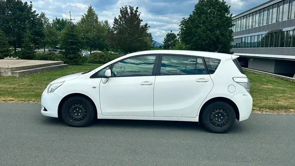 Gebraucht Toyota Verso Comfort 126 PS (92 kW) 2011 Weiß Van / Kleinbus