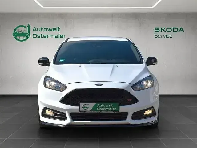 Używany Ford Focus ST 250 KM (183 kW) 2018 Biały Sedan/Limuzyna
