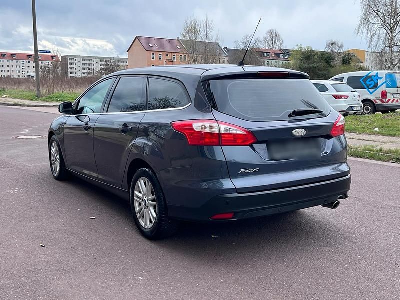 Gebraucht Ford Focus 140 PS (102 kW) 2013 Grau Kombi