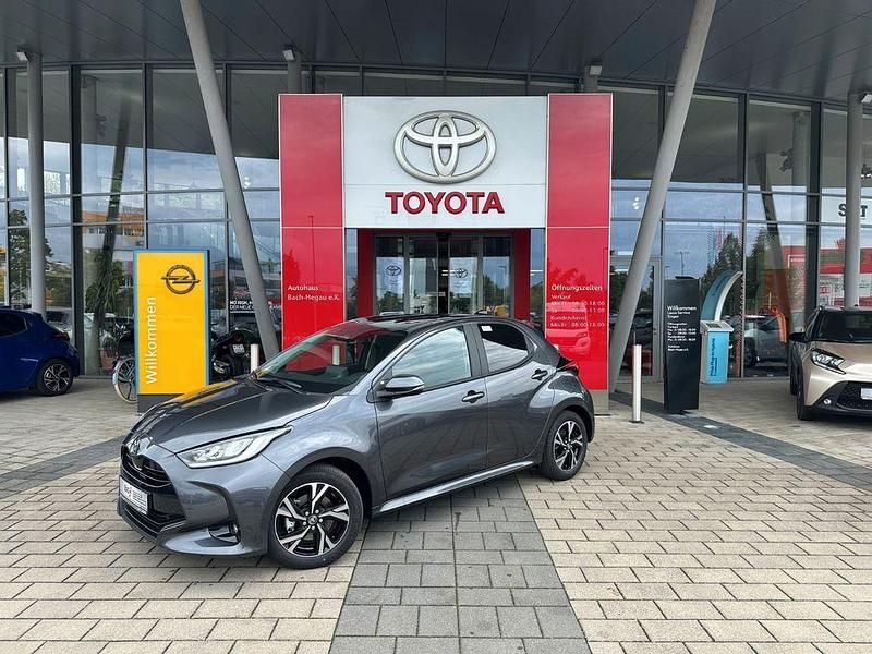 Grau Neu 2025 Toyota Yaris Hybrid Comfort Limousine | 27.690 € (Etwas zu teuer) - Bild 1/4