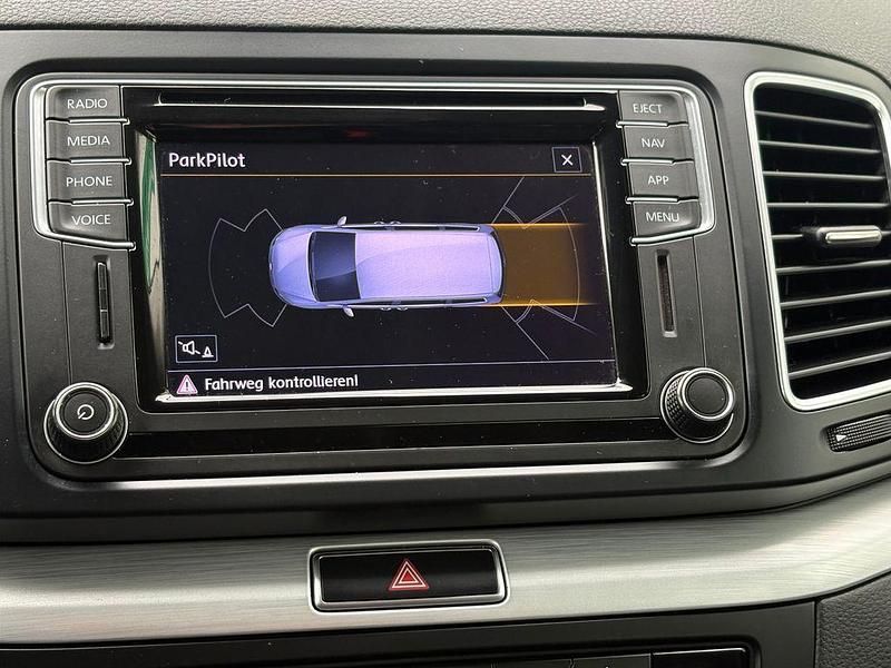 Gebraucht VW Sharan Comfortline 150 PS (110 kW) 2021 Grau Van / Kleinbus