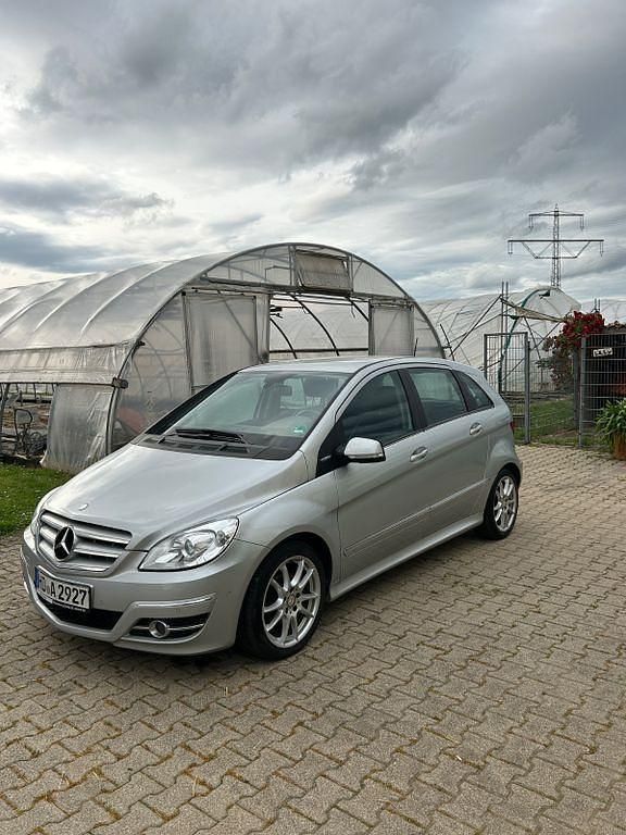 Silber Gebraucht 2010 Mercedes B180 Van / Kleinbus | 8.000 € - Bild 1/2