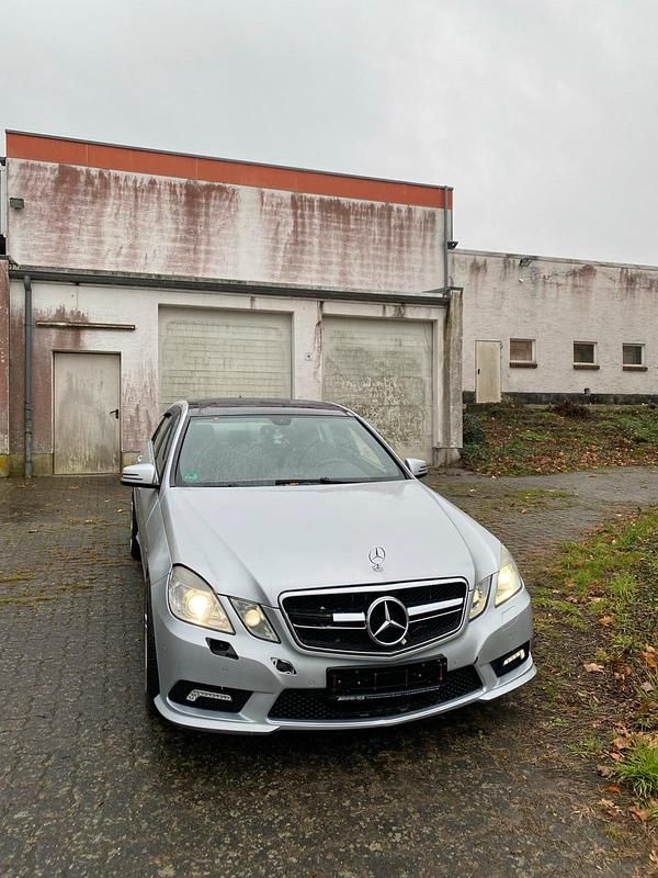 Silber Gebraucht 2010 Mercedes E220 Limousine | 8.300 € (Superpreis) - Bild 1/4