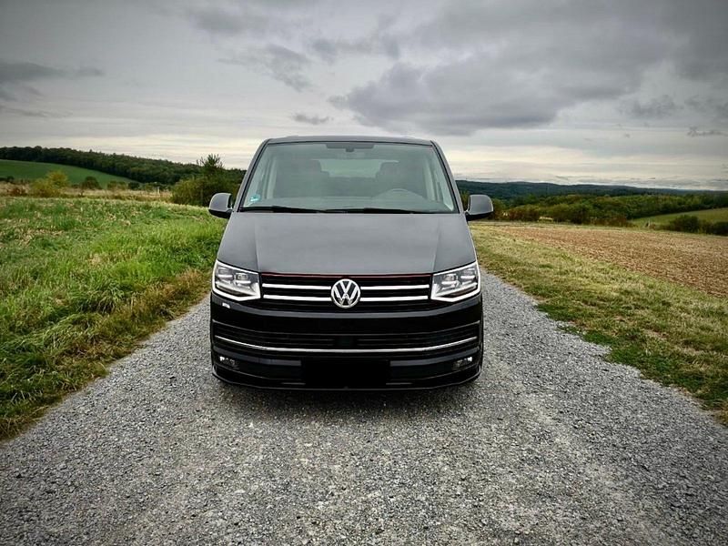 Grau Gebraucht 2018 VW Multivan Generation Six Van | 36.990 € (Fairer Preis) - Bild 1/4