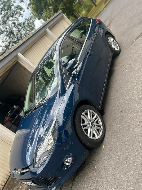 Blau Gebraucht 2012 Ford Focus Kombi | 2.800 € (Superpreis) - Bild 1/4