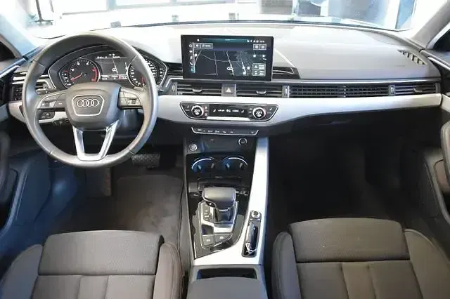 Używany Audi A4 Advanced 163 KM (119 kW) 2023 Czarny Sedan/Limuzyna