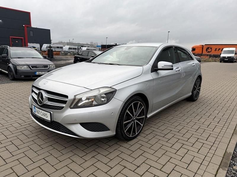 Gebraucht Mercedes A180 122 PS (89 kW) 2013 Silber Limousine